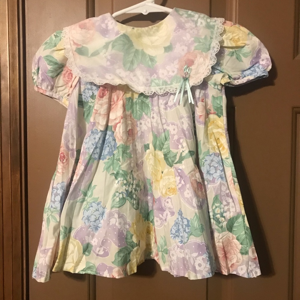 Vintage Pleated Floral Dress with Lace detail